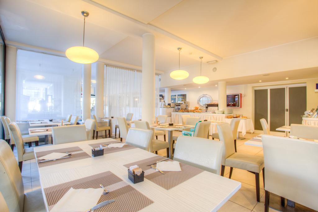 Ferretti Beach Hotel Rimini Ngoại thất bức ảnh